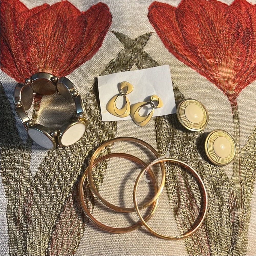 💥3 /$13.00💥VTG:Earrings and 2 sets  of bracelets